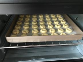 送进烤箱170度中层上下火15分钟
烤至边缘微黄即可