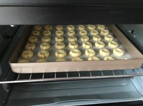 送进烤箱170度中层上下火15分钟
烤至边缘微黄即可