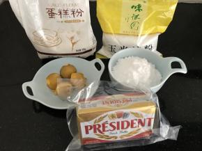 材料大合照，鸡蛋4个提前煮熟，去壳剥去蛋白留蛋黄备用
黄油称重后提前室温自然软化