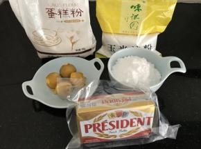 材料大合照，鸡蛋4个提前煮熟，去壳剥去蛋白留蛋黄备用
黄油称重后提前室温自然软化