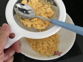蛋黄利用勺子按压过筛，这样为增加口感细腻度，尽量不偷懒！