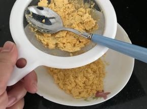 蛋黄利用勺子按压过筛，这样为增加口感细腻度，尽量不偷懒！