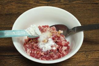 肉糜倒入大碗里，调入盐、淀粉、胡椒粉、鸡粉拌匀