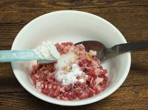 肉糜倒入大碗里，调入盐、淀粉、胡椒粉、鸡粉拌匀