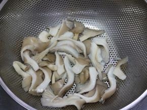 秀珍菇洗净撕开，焯一下水，捞起沥干
