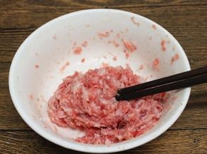 再用筷子转圈搅拌100来下，使之上劲，拌成粘性十足的肉糜