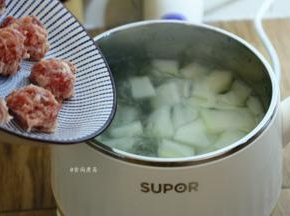 再倒进猪肉丸子，煮至浮出水面