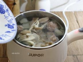 倒入秀珍菇，继续煮至熟透