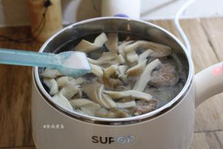 调入盐、少许橄榄油，拌匀舀起，小葱切碎，调入酱油拌匀即成蘸料