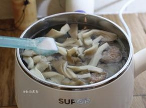 调入盐、少许橄榄油，拌匀舀起，小葱切碎，调入酱油拌匀即成蘸料