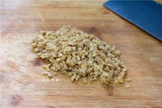 洗净的萝卜干捞起、挤干水分，剁碎