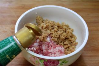 肉糜和萝卜干倒入碗里，调入酱油、香油