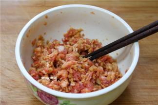 搅拌均匀【假若没有那么多调料，就用盐、白糖、食用油、淀粉拌匀即可】