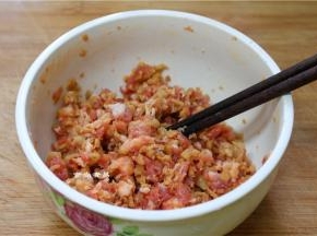 搅拌均匀【假若没有那么多调料，就用盐、白糖、食用油、淀粉拌匀即可】