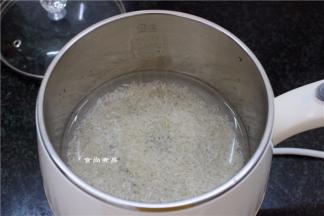 大米洗净，倒入煮锅内，加上高出大米两厘米左右的清水