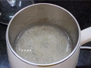 大米洗净，倒入煮锅内，加上高出大米两厘米左右的清水