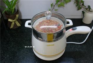 将蒸笼放在上面，遮上锅盖，通电开启煮饭模式