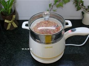 将蒸笼放在上面，遮上锅盖，通电开启煮饭模式