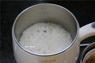 20分钟，饭菜熟透后煮锅自动断电，拔掉电源，饭菜一锅出