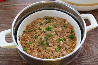 取出肉饼，撒点葱花即可开动