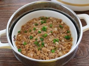 取出肉饼，撒点葱花即可开动