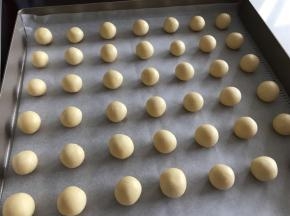 整齐列队摆放在烤盘里，这时烤箱可以预热起来，170度5-8分钟