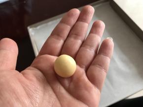 冷藏过后，揪一小块搓成球，大小可以自己喜欢，不过有时间的话，建议还是小点的好看，大约6-7克，比较可爱些
