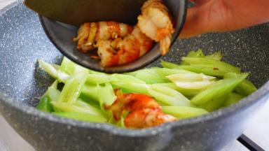 虾仁回锅翻炒均匀