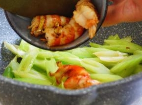 虾仁回锅翻炒均匀