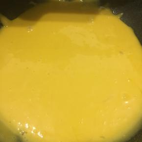 牛奶南瓜、玉米油、20g细砂糖倒入石锅中，加热并不断搅拌，直到沸腾，立即离火，端起石锅摇晃，一圈一圈慢慢摇晃大概100圈左右