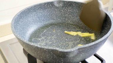 姜丝翻炒出香味