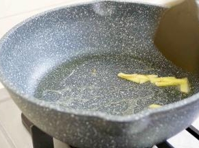 姜丝翻炒出香味