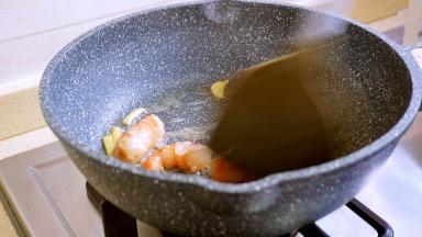 加入虾翻炒至断生，盛出