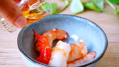 虾去头去虾线切段，加入花雕酒