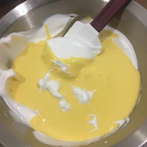 翻拌均匀后将面糊全部倒入剩余的蛋白糊中。