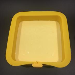 把拌好的蛋糕糊倒入模具中