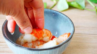 盐、胡椒粉抓匀腌制片刻