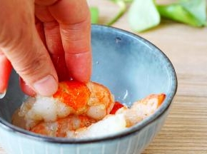盐、胡椒粉抓匀腌制片刻
