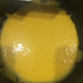 摇晃的目的是让锅中的液体适当的冷却，把过完筛的面粉倒入锅中，不断搅拌，充分融合，既成烫面团，将鸡蛋的蛋白和蛋黄分开，将烫面冷却到不烫手，将蛋黄倒入，用橡皮刀翻拌均匀，既成蛋黄糊，拌好的蛋黄糊放入冰箱冷藏。