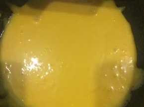 摇晃的目的是让锅中的液体适当的冷却，把过完筛的面粉倒入锅中，不断搅拌，充分融合，既成烫面团，将鸡蛋的蛋白和蛋黄分开，将烫面冷却到不烫手，将蛋黄倒入，用橡皮刀翻拌均匀，既成蛋黄糊，拌好的蛋黄糊放入冰箱冷藏。