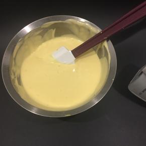 用同样的手法翻拌均匀成戚风面糊