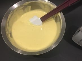 用同样的手法翻拌均匀成戚风面糊