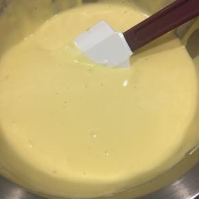 与一般的戚风蛋糕一样，拌好的面糊有一定的稠度。