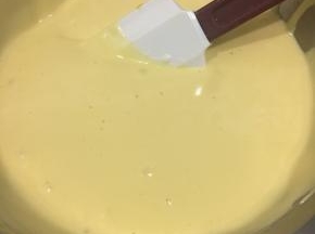 与一般的戚风蛋糕一样，拌好的面糊有一定的稠度。