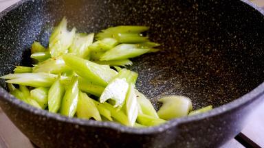 下入西芹翻炒一下