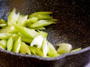 下入西芹翻炒一下