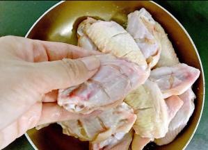 给鸡翅按摩一会儿