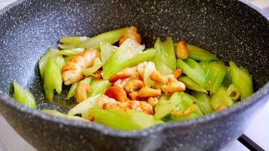 加入腰果略翻炒片刻，出锅