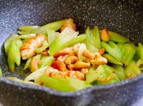 加入腰果略翻炒片刻，出锅