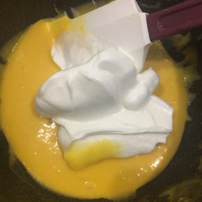 盛1/3蛋白到蛋黄糊中，用橡皮刮刀翻拌均匀，和制作戚风蛋糕一样。